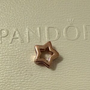 PANDORA Reflexions star clip charm in PANDORA Rose gold